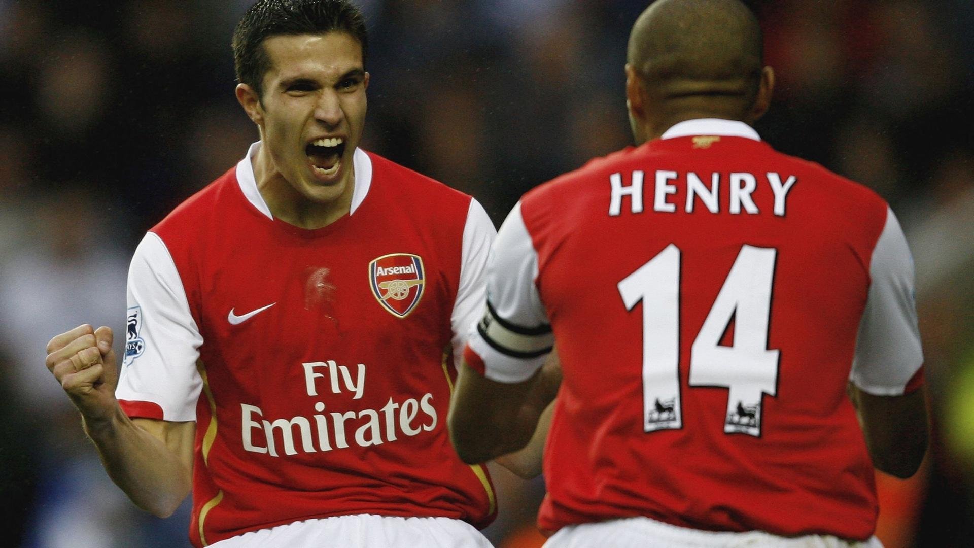 转换进攻中传球优先还是持球推进更有效，足球转移进攻